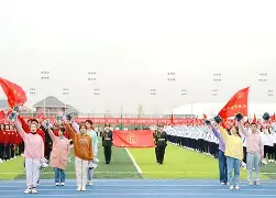 赛场上的精彩瞬间，球迷们将目不转睛观看比赛的进程的简单介绍